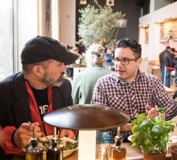 校友 networking at a local café