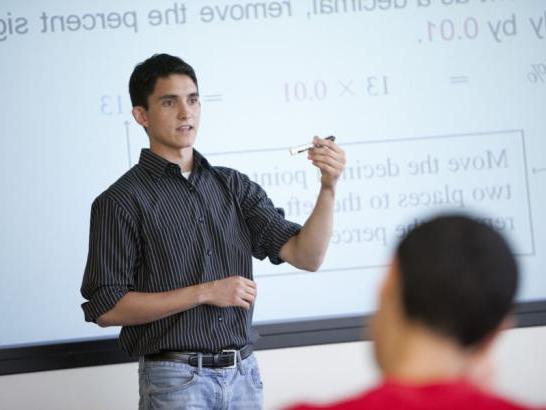 学生向同学解释数学习题